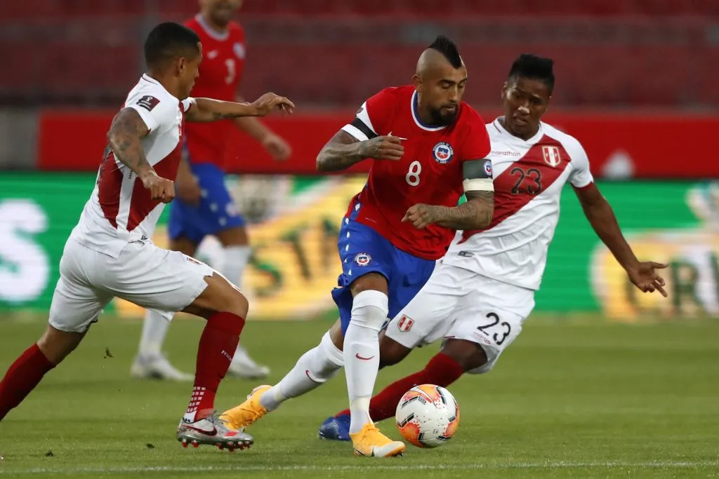 En Perú están más que preocupados por el regreso de Arturo Vidal. Foto: Photosport.