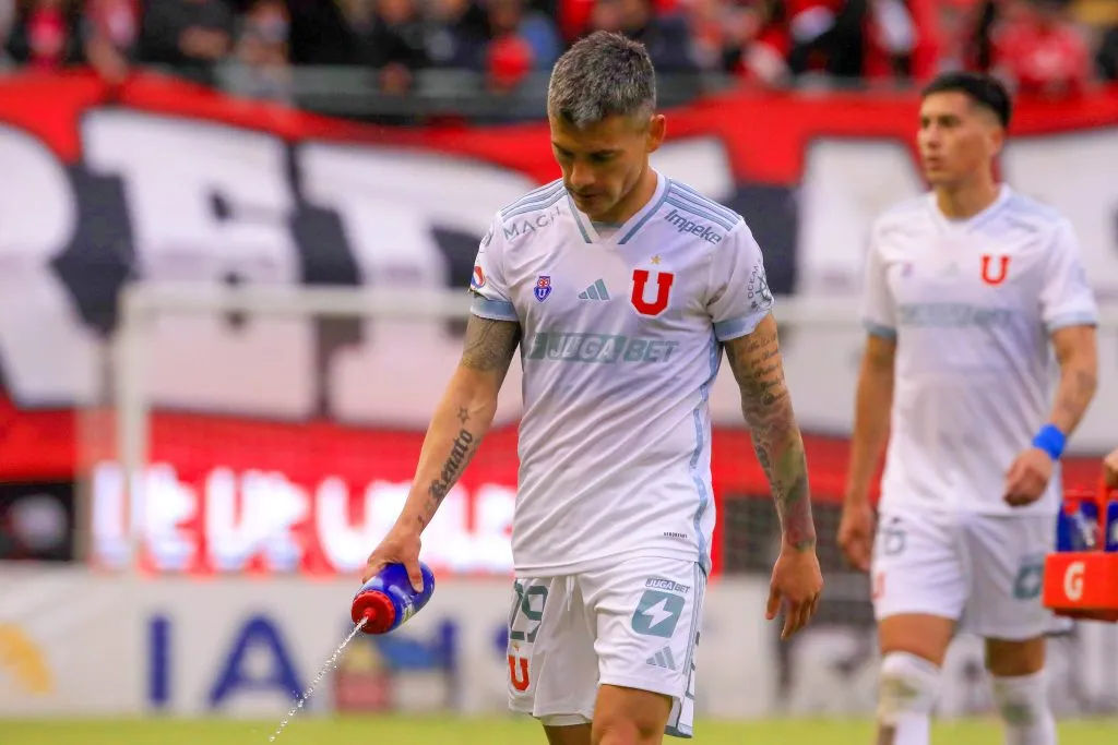 Charles Aránguiz sufrió una dolorosa pérdida familiar a horas de la definición por el título con la U. Foto: Photosport.