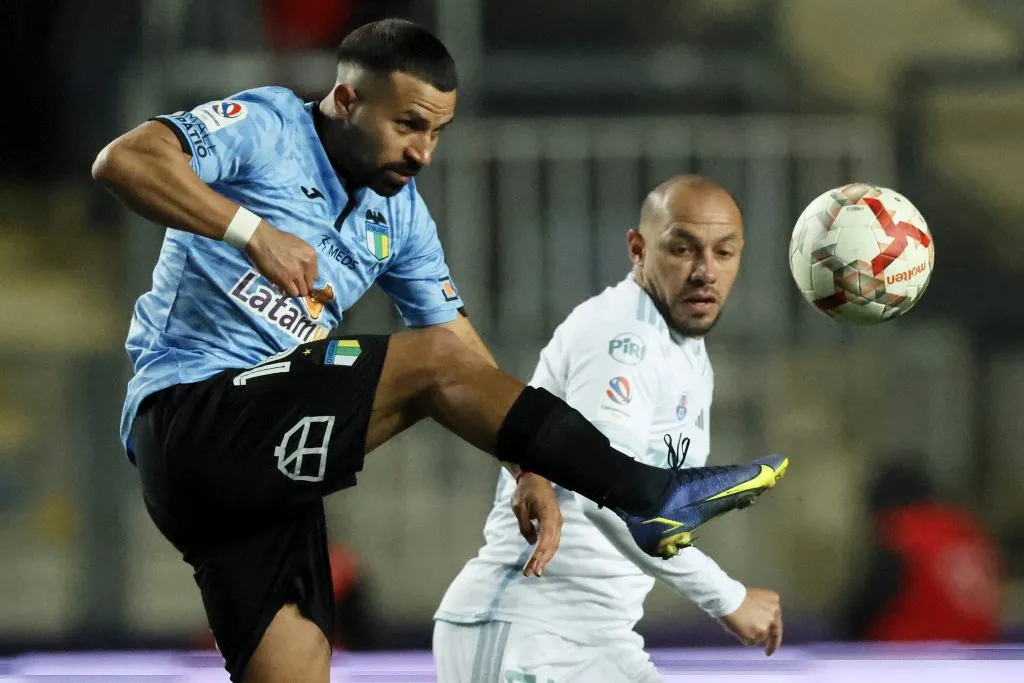 Bryan Rabello frente a Universidad de Chile. (Andres Pina/Photosport).