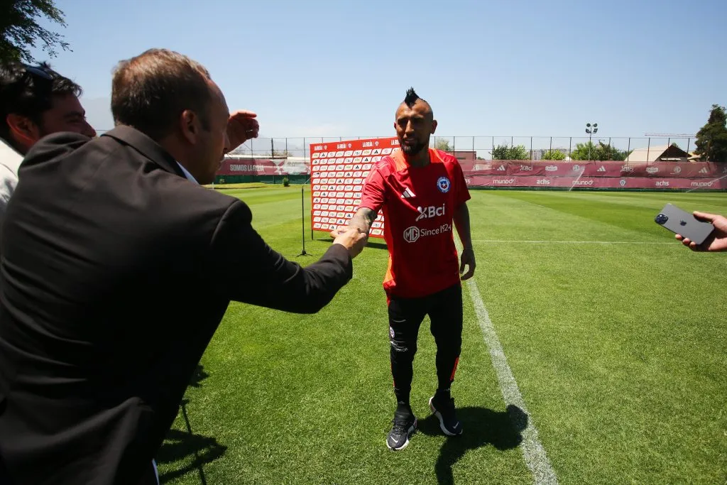 Marcelo Díaz llamó a Arturo Vidal al término de la conferencia de prensa y le devolvió las llaves de su auto. Foto: Photosport.