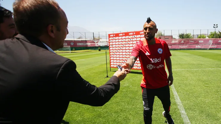 El periodista Marcelo Díaz sorprendió a todos al entregarle las llaves del auto a Arturo Vidal.