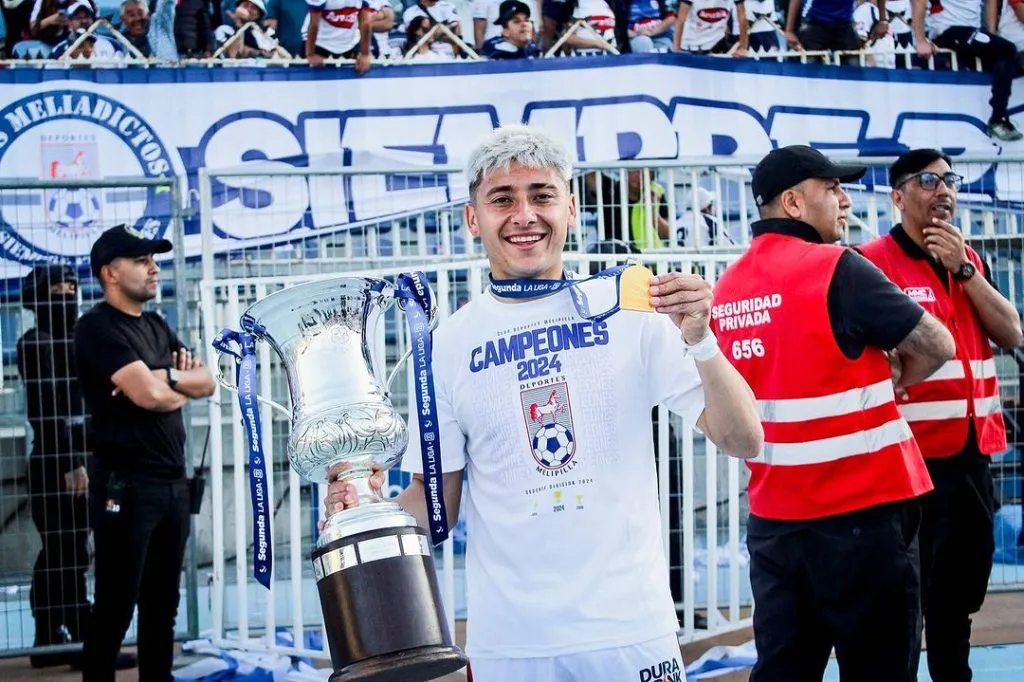 Josué Ovalle celebra el título de Deportes Melipilla en La Liga 2D. (Foto: Instagram Cotto Ovalle).