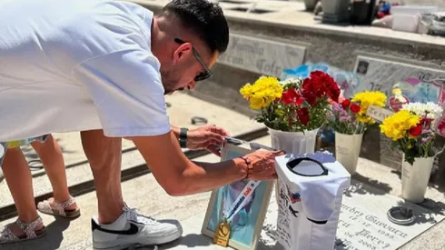 Mauricio Isla celebró en el cementerio luego de ser campeón con Colo Colo.