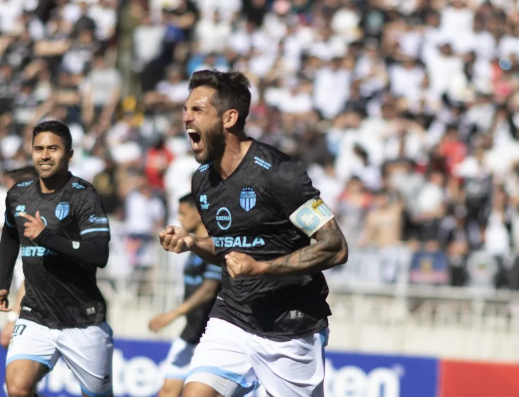Joaquín Larrivey pasa por un gran momento en Magallnes. Imagen: Photosport.