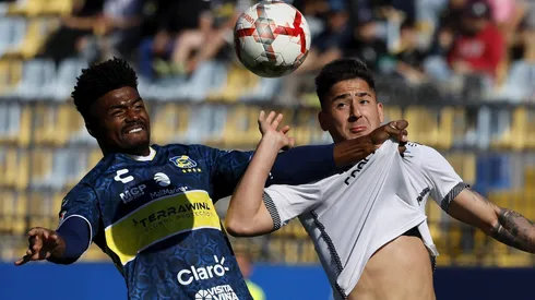 Eduardo Bauermann lucha una pelota con Guillermo Paiva, el atacante paraguayo que fue campeón con Colo Colo.