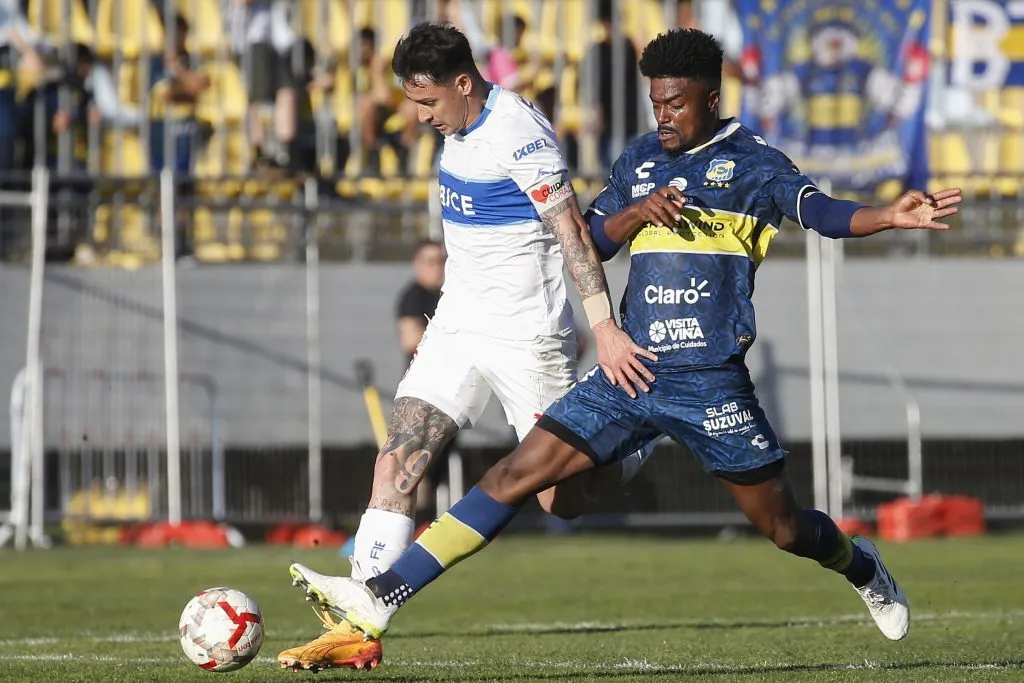 Bauermann en acción frente a Fernando Zampedri, pentagoleador del fútbol chileno. (Sebastian Cisternas/Photosport).