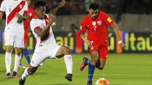 Renato Tapia intenta frenar a Alexis Sánchez. Sufrió una lesión y no estará.