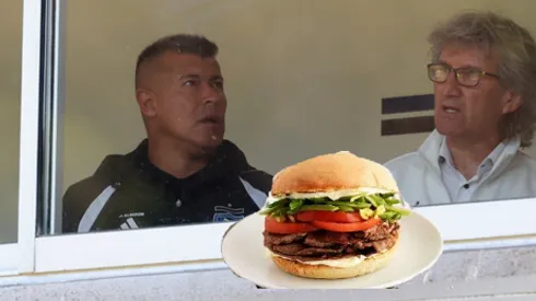 Jorge Almirón en el palco del estadio CAP. Se hizo realidad el meme.