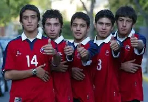 Una foto del recuerdo de Alexis en la Sub 17. También aparecen Jorquera, Silva e Isla.