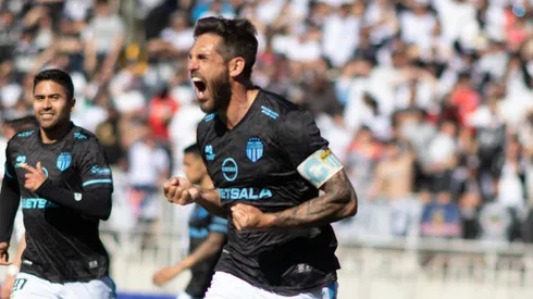 Joaquín Larrivey festeja uno de sus goles contra Colo Colo en la Copa Chile 2024.