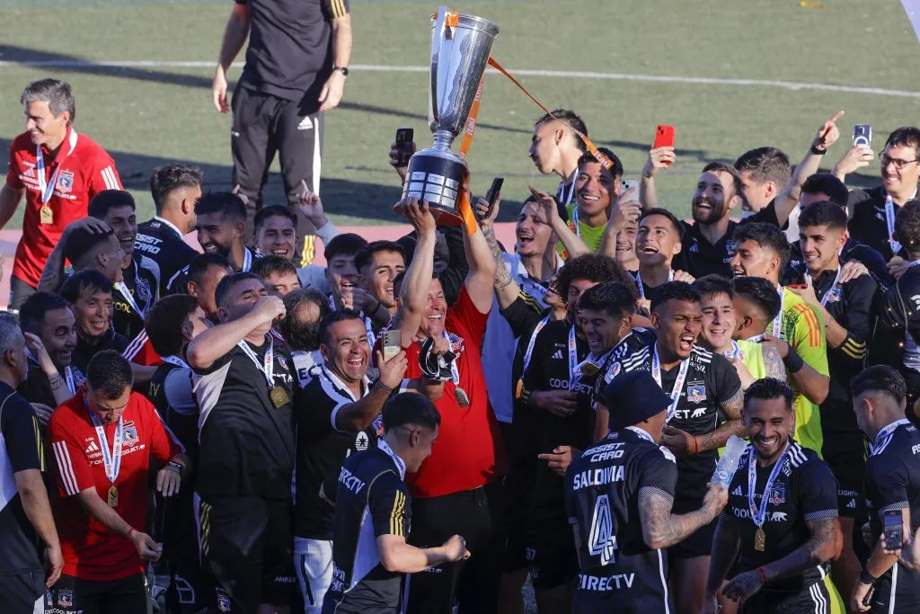 Almirón celebra con la copa tras salir campeón con Colo Colo