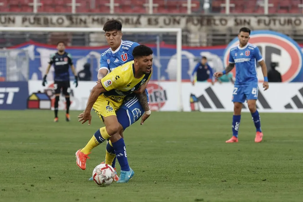 Marcelo Morales en la jugada de la polémica en U de Chile vs Everton. Foto: Pepe Alvujar/Photosport