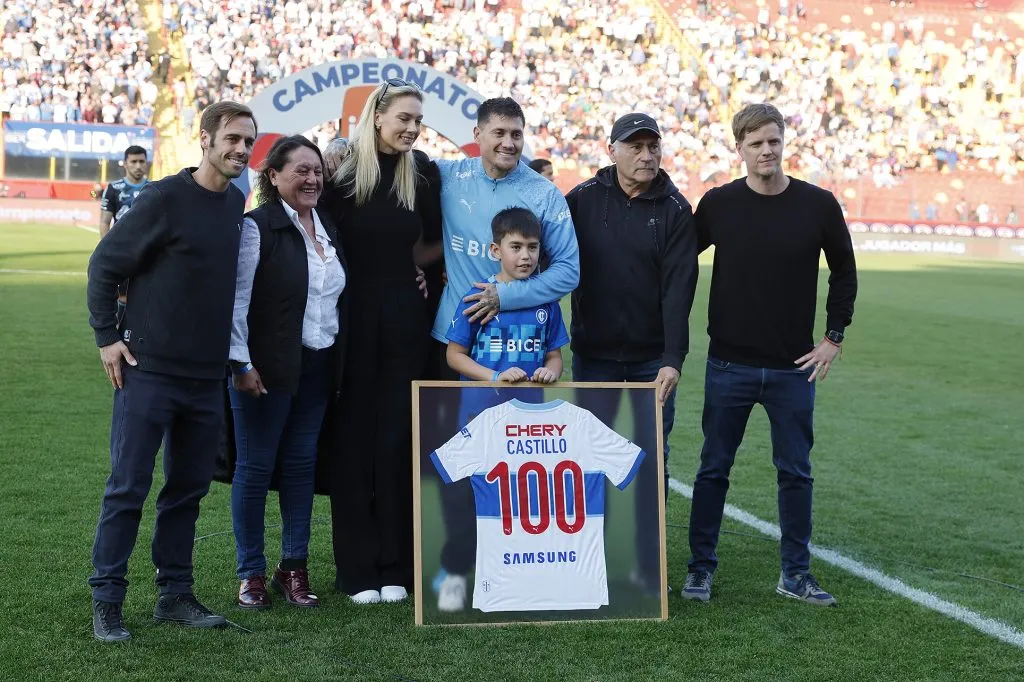 La familia de Nicolás Castillo lo acompañará en su despedida. Foto: Pepe Alvujar/Photosport