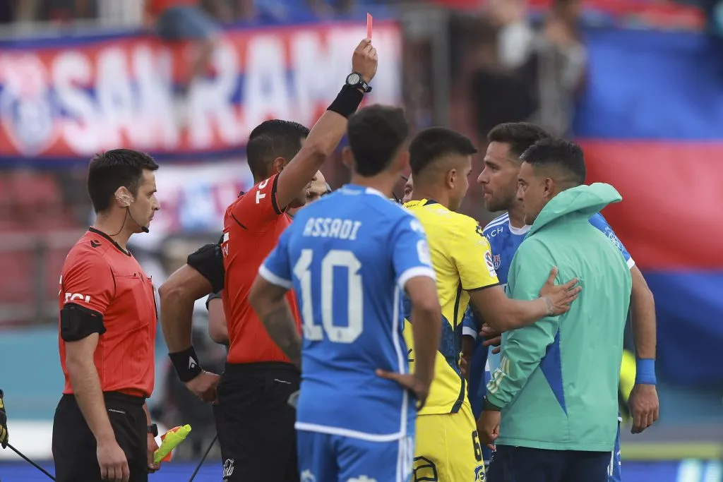 Matías Zaldivia también tuvo un fuerte cruce con Gilabert y se fue expulsado. Foto: Felipe Zanca/Photosport