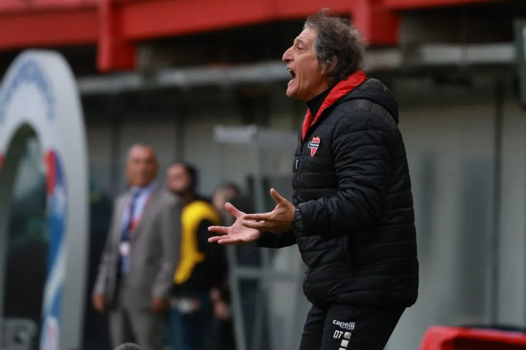 El Comandante Mario Salas en el duelo ante U de Chile. (Eduardo Fortes/Photosport).