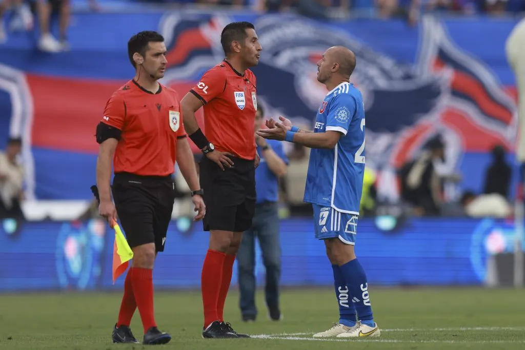 Díaz le reclama a Gilabert la jugada del foul que se cobró