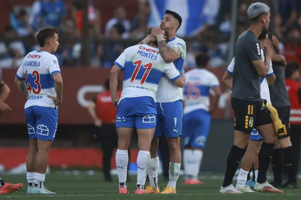 Fernando Zampedri tuvo que consolar a sus compañeros tras la decepción de la UC, que jugará la Sudamericana.  (Felipe Zanca/Photosport).