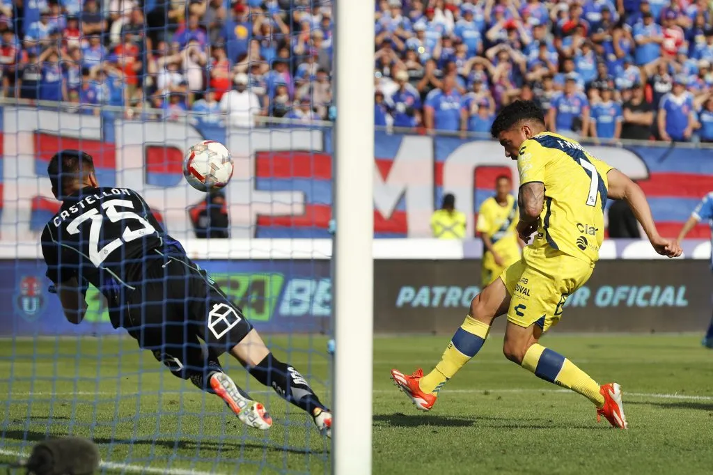 Pese al gol que recibió, Gabriel Castellón fue figura en Universidad de Chile al evitar varios goles de Everton. | Foto: Photosport.