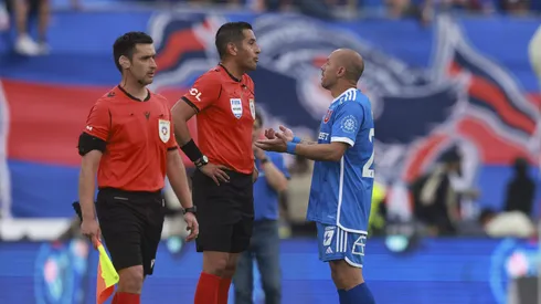 Marcelo Díaz le reclama al árbitro Gilabert por el gol anulado a Lea Fernández