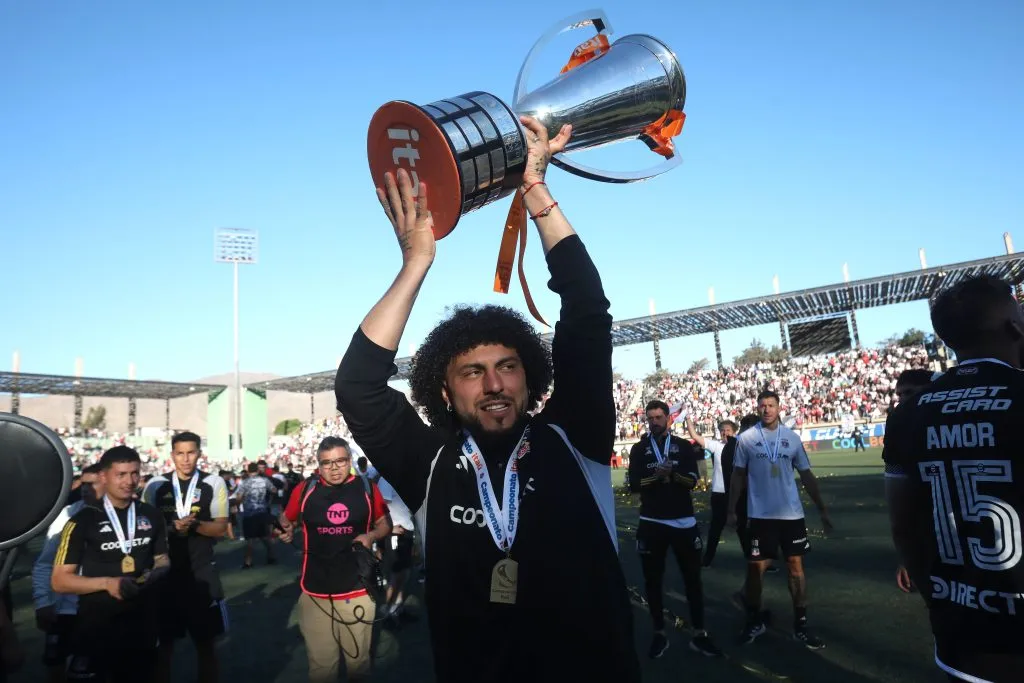 El Peluca celebra con el trofeo que ganó Colo Colo en el Campeonato Nacional 2024. (Javier Salvo/Photosport).