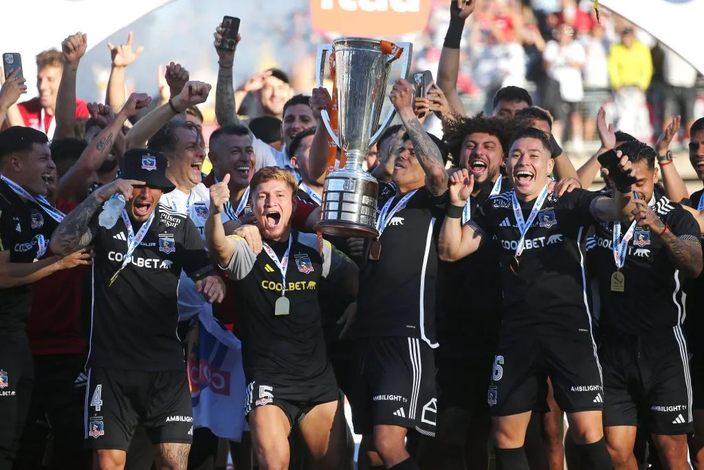 El festejo del plantel colocolino con la copa. (Javier Salvo/Photosport).