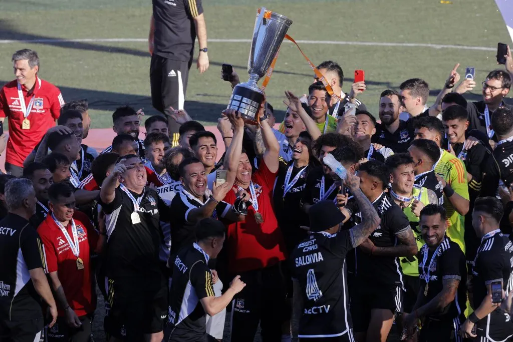Almirón levantó el trofeo en el Luis Valenzuela Hermosilla. (Javier Torres/Photosport).