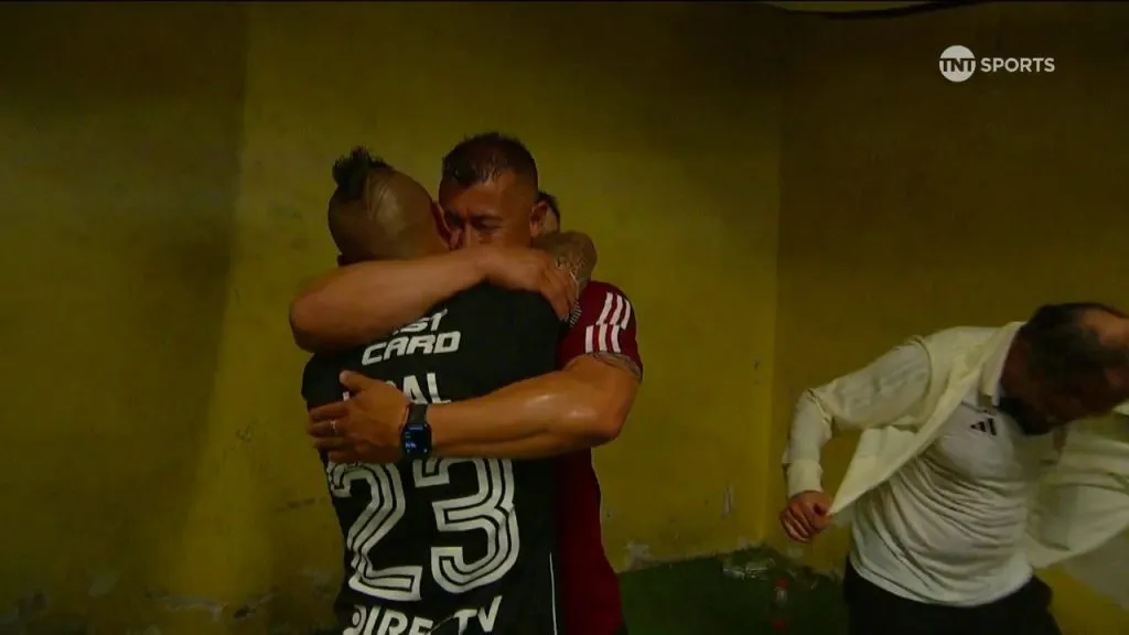 El afectuoso abrazo de Almirón con Vidal. (Captura TNT Sports).