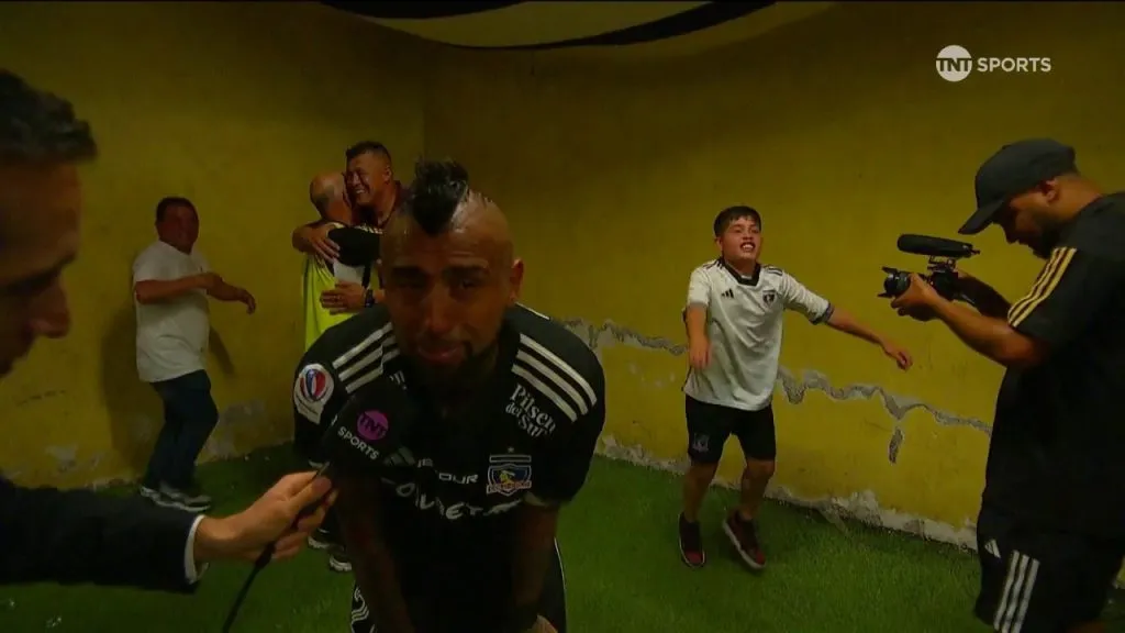Vidal muy emocionado en el vestuario albo. (Captura TNT Sports).
