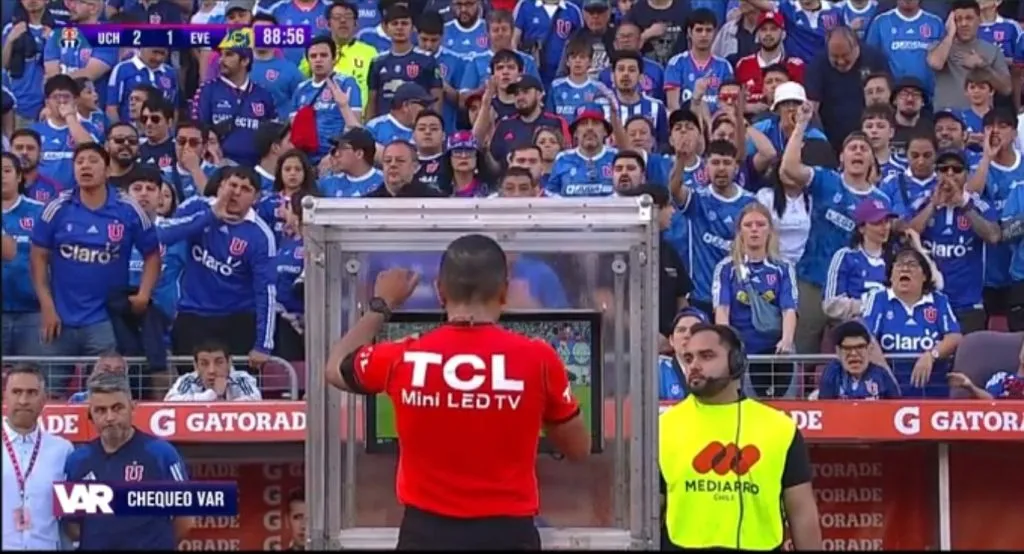 Francisco Gilabert revisando el VAR. (Captura TNT Sports).