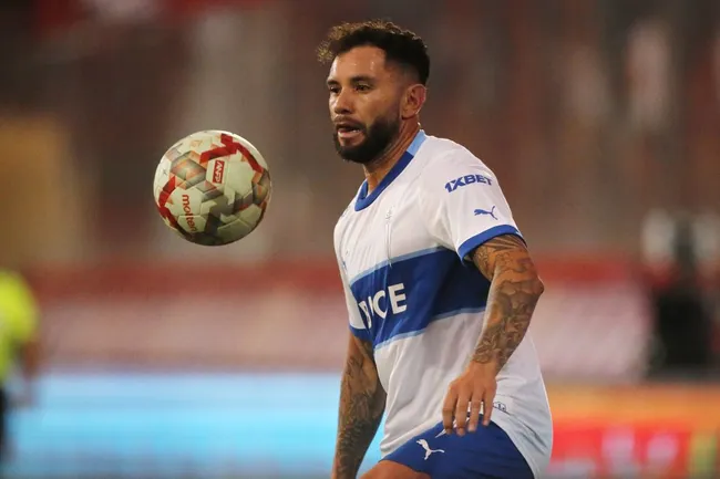 Eugenio Mena también renovó automáticamente su contrato con la UC. (Jonnathan Oyarzun/Photosport).