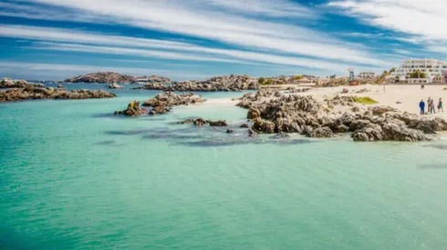 La playa además destaca por sus pocas olas que facilitan la posibilidad de bañarse.