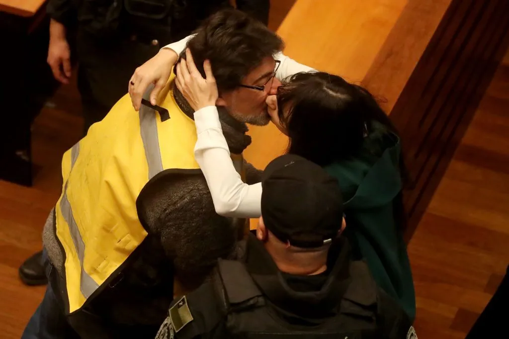 Daniel Jadue sale del anexo Capitan Yaber tras ser modificadas las medida cautelares, junto a su pareja, la abogada Anjuli Tostes | Foto: Aton Chile