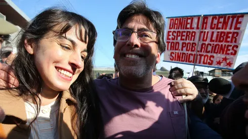 Daniel Jadue sale del anexo Capitan Yaber tras ser modificadas las medida cautelares, junto a su pareja, la abogada Anjuli Tostes (septiembre 2024)