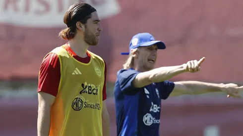 Francisco Sierralta ya entrena bajo las órdenes de Ricardo Gareca en Chile.