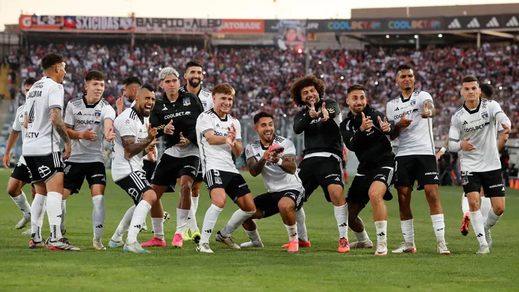 Los jugadores de Colo Colo celebran ante Deportes Iquique en la jornada 29 del Campeonato Nacional 2024.