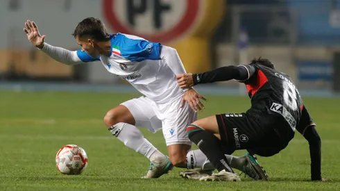 Emanuel Cecchini y Fernando Cornejo en el juego entre Palestino y Audax Italiano, en la última fecha de la primera ronda de la liga chilena.