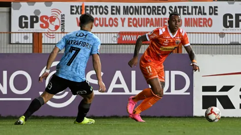 Juan Leiva y Martín Sarrafiore en el último juego entre Cobreloa y O'Higgins, en la fecha 15 del Campeonato Nacional 2024.