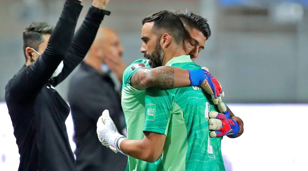 La salida de Brayan Cortés y el arribo de Claudio Bravo puede ser una realidad para el 2025 de Colo Colo. | Foto: Photosport.