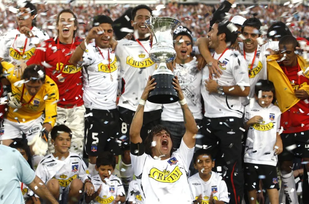 Arturo Sanhueza celebra uno de los seis títulos de primera división que ganó con Colo Colo. (LUIS HIDALGO/PHOTOSPORT).