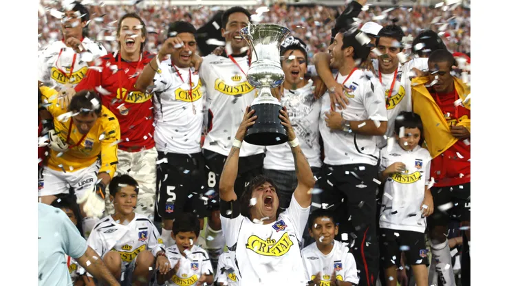 FUTBOL, COLO COLO VS. PALESTINO FINAL, PARTIDO DE REVANCHA, CLAUSURA 2008 ARTURO SANHUEZA, CENTRO, CAPITAN DE COLO COLO, LEVANTA LA COPA DE CAMPEONES. 20/12/2008, SANTIAGO, CHILE LUIS HIDALGO/PHOTOSPORT