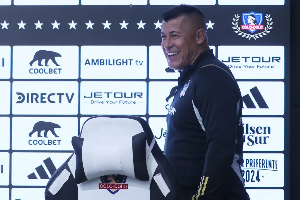 Almirón estuvo mucho más tranquilo en la testera del Monumental. (Dragomir Yankovic/Photosport).