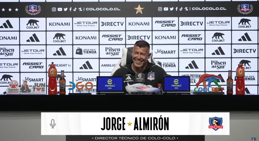 La risa de Jorge Almirón cuando le ocultó parte de la respuesta a Arrieta. (Captura YouTube Colo Colo).