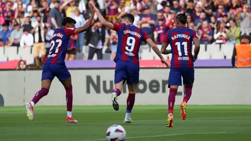 Lamine Yamal, Robert Lewandowski y Raphinha festejan un gol de Barcelona ante Rayo Vallecano.