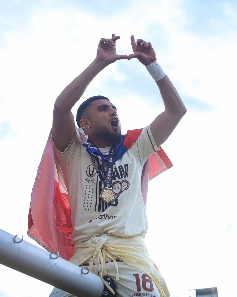 Rodrigo Ureña festejó así su segundo título con la camiseta de Universitario. (Instagram).