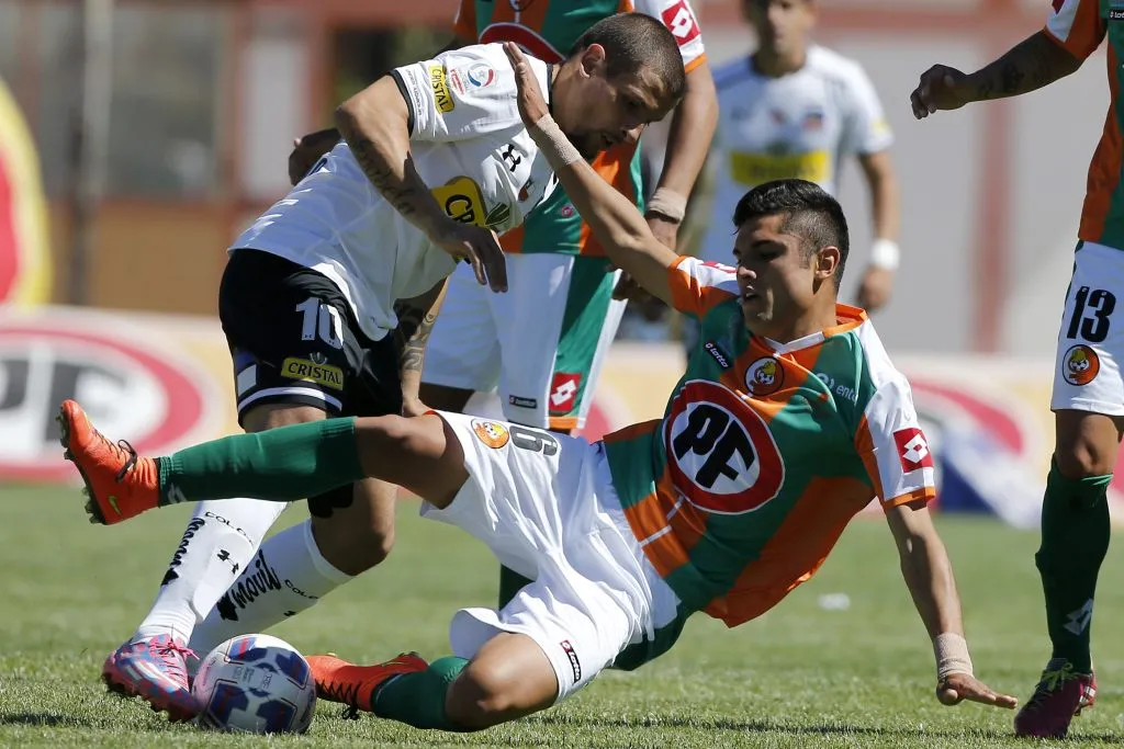 Rodrigo Ureña lucha el balón ante Emiliano Vecchio. (Andres Pina/Photosport).