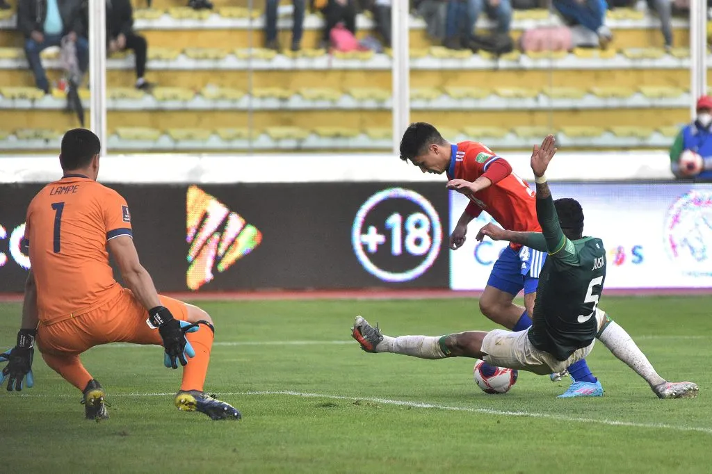 Pablo Galdames en acción ante Bolivia por las Eliminatorias rumbo a Qatar 2022. (Gustavo Yamil/Photosport).