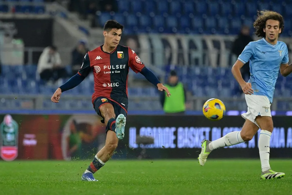 Pablo Galdames en acción por el Genoa ante el Lazio.