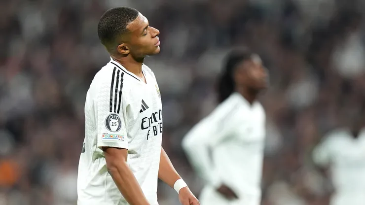 Kylian Mbappé se lamenta la derrota de su equipo ante Milan, en la fecha 4 de la UEFA Champions League 2024/25.