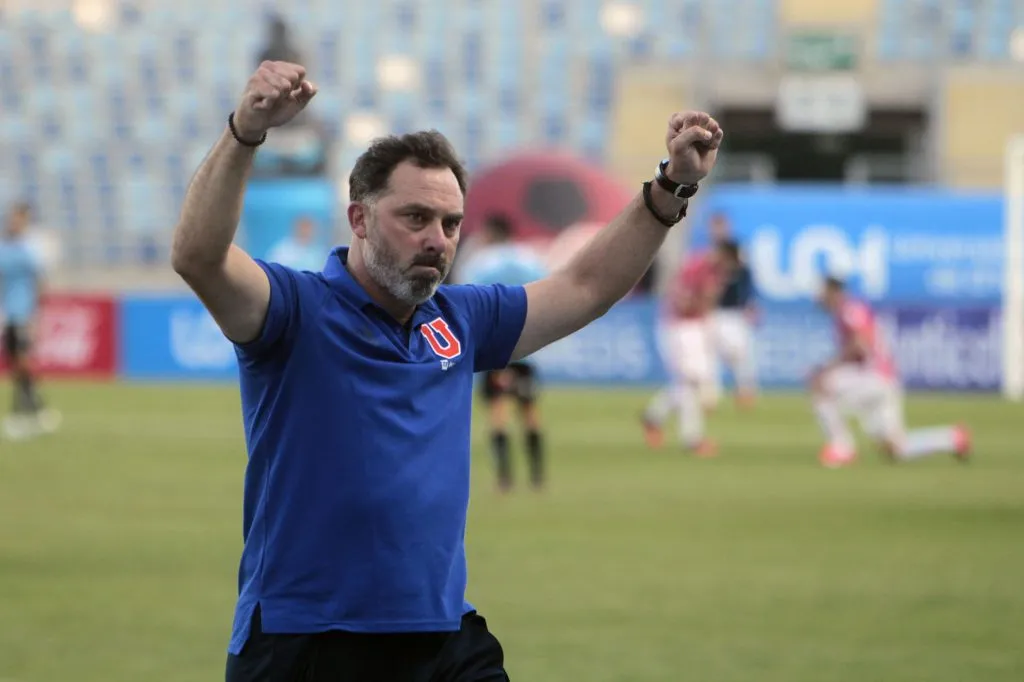 En la U le mandan buenas vibras a su ex DT, Hernán Caputto.