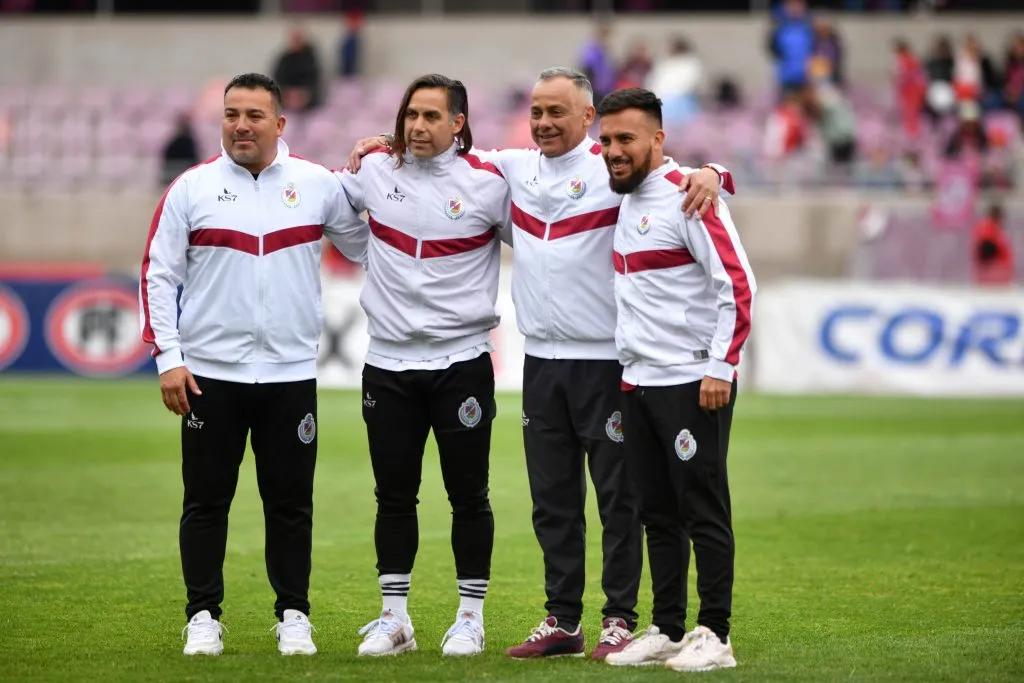 Erwin Durán, Arturo Sanhueza y el cuerpo técnico de Deportes La Serena se queda para el retorno a Primera. Foto: Photosport.
